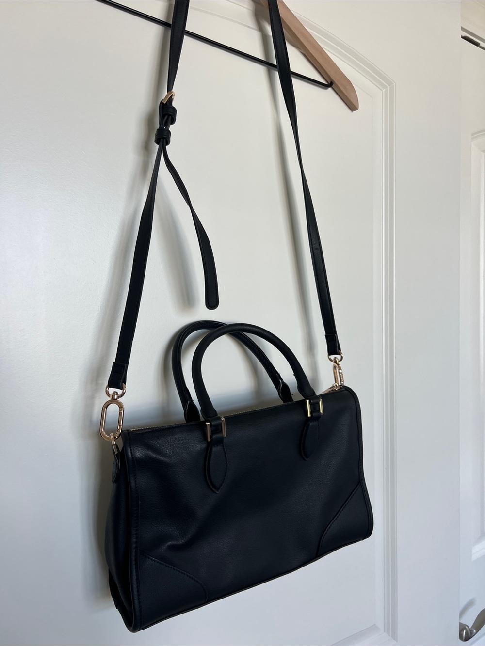 Black purse with adjustable straps and handles - Picture 4 of 5